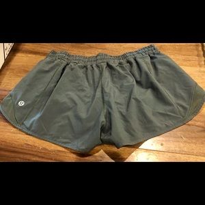 Lulu hotty hot !  size 8, 2.5” inseam